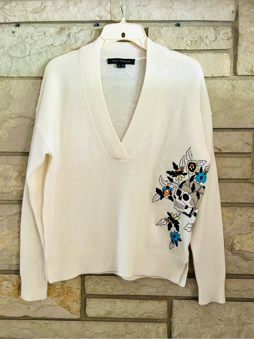 Skull Cashmere V-Neck Sweater Floral Skull Embroidery Cream Side Slits EUC XS